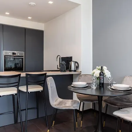 City-view, Free Parking, Near Train Station Daire