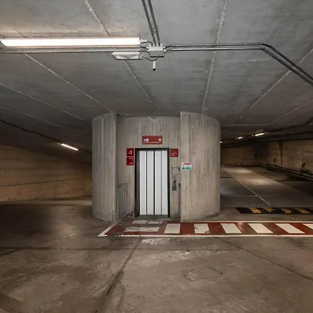 City-view, Free Parking, Near Train Station Daire *
